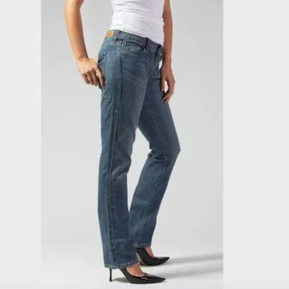 Levi’s 552 Mid Rise Straight Jeans – Size 2 Short (28" Inseam)